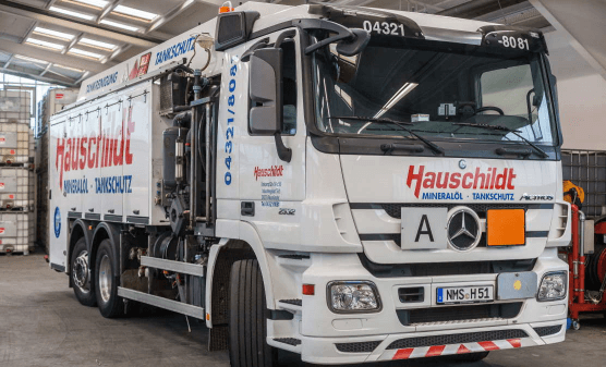 Hauschildt Mineralöl Tankschutz GmbH. Fachbetrieb nach WHG. Unser Saugdruckfahrzeug. Es wird bei allen Arbeiten an Heizöltanks und Dieseltanks eingesetzt.